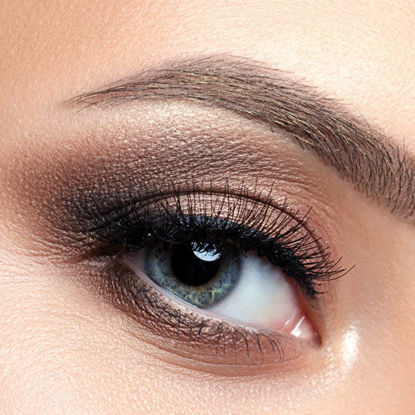 Nahaufnahme eines geschminkten Auges mit perfektem Augen-Make-up in Braun- und Goldtönen, betonten Wimpern und exakt geformter Augenbraue.