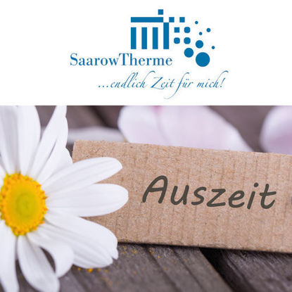 Logo der SaarowTherme mit dem Slogan „...endlich Zeit für mich!“ über einem Holzschild mit der Aufschrift „Auszeit“ und einer weißen Blume im Vordergrund.